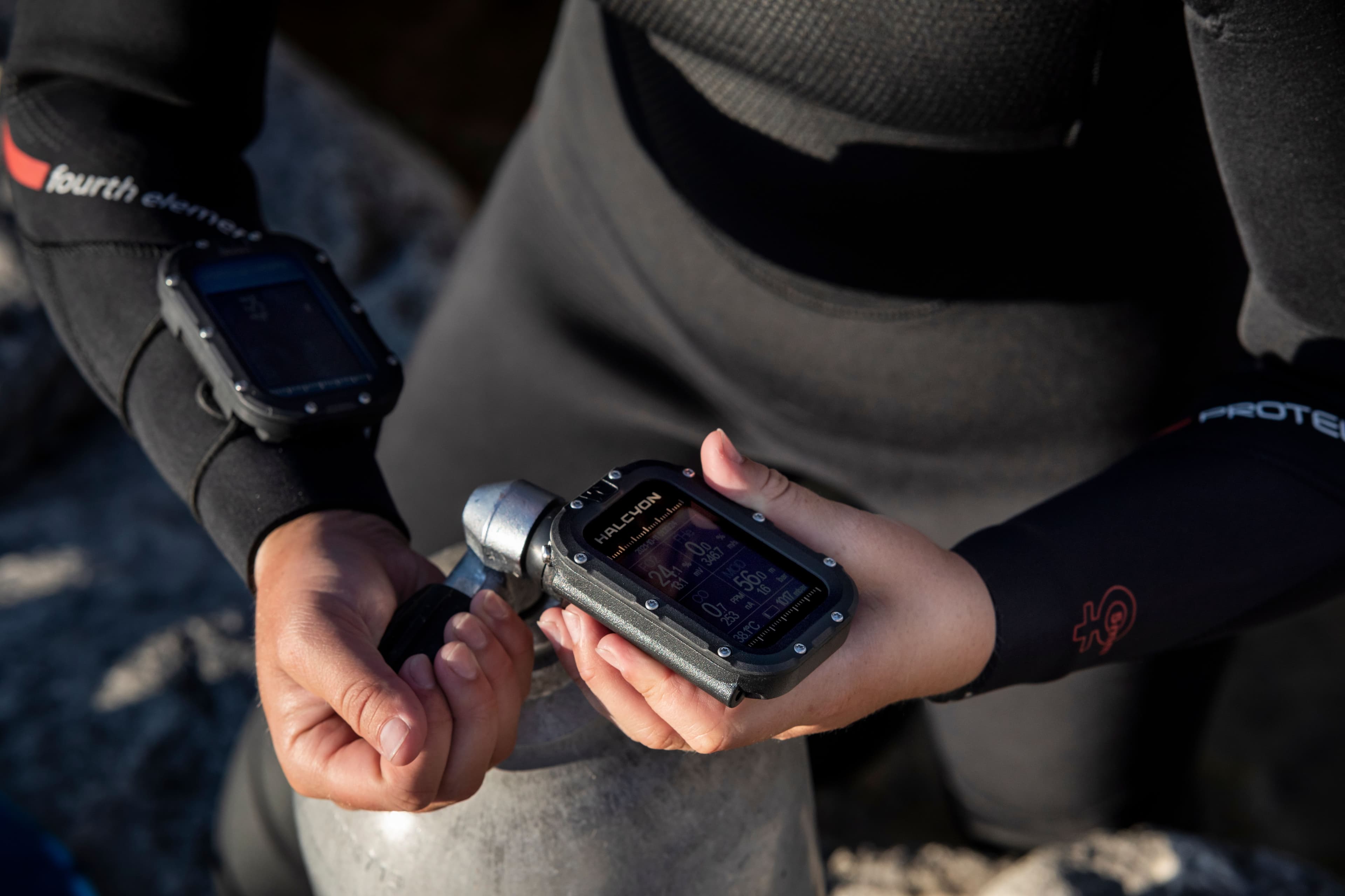 Diver analyzing tank content with a Trisense analyzer